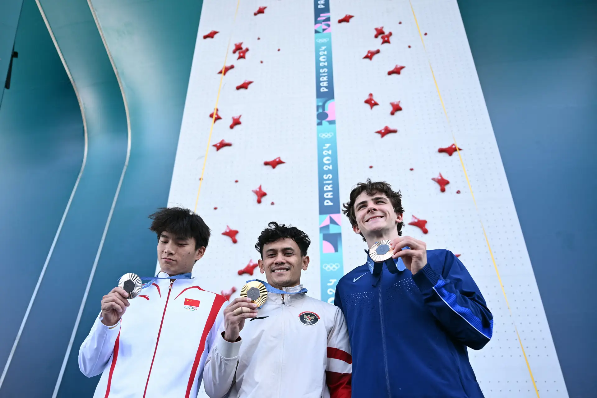 Os três medalhados da escalada de velocidade: Veddriq Leonardo com o ouro, Wu Peng a olhar para a sua prata e Sam Watson a mostrar o seu bronze.