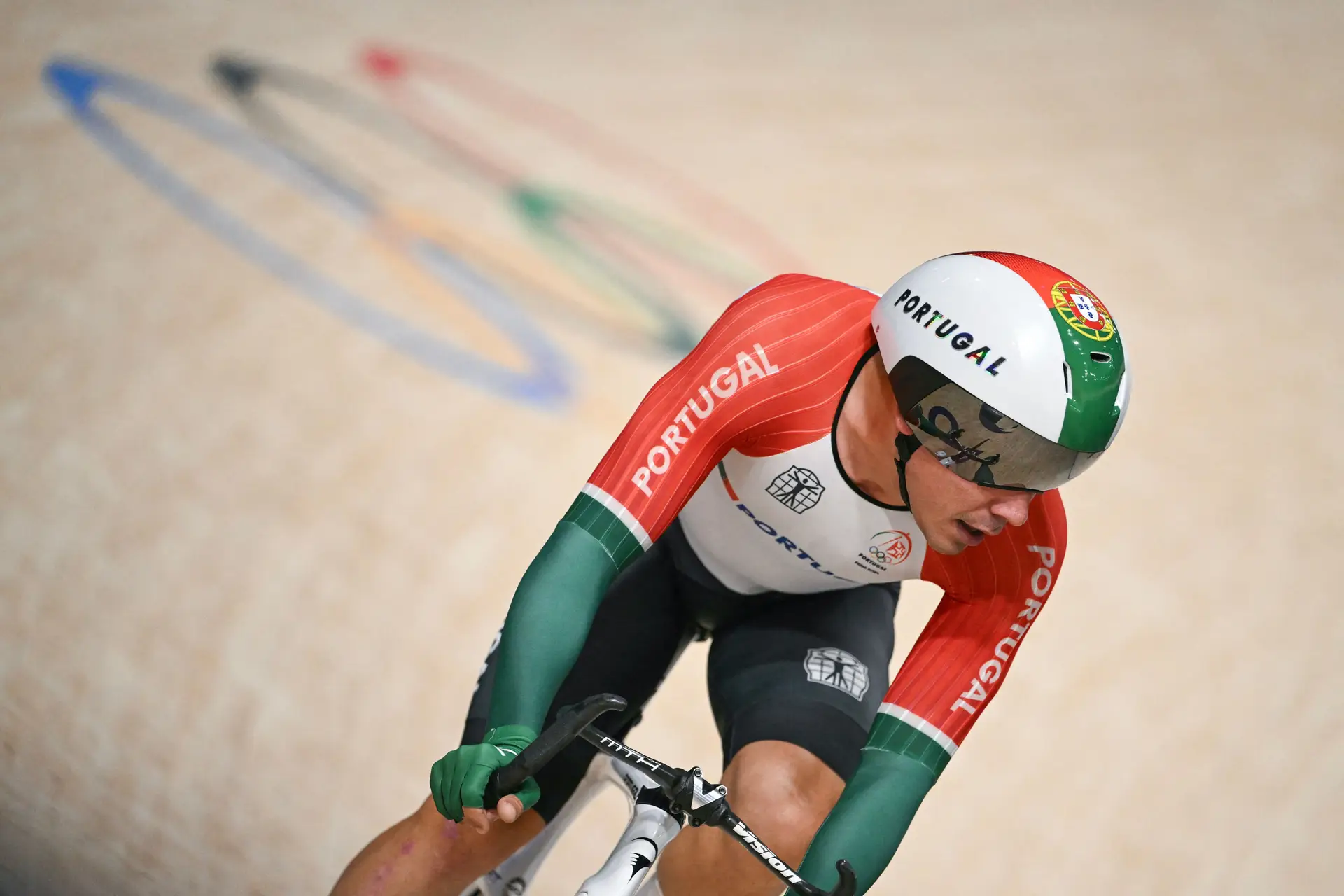 Iúri Leitão a pedalar no velódromo de Paris, onde conquistou a prata olímpica em 2024