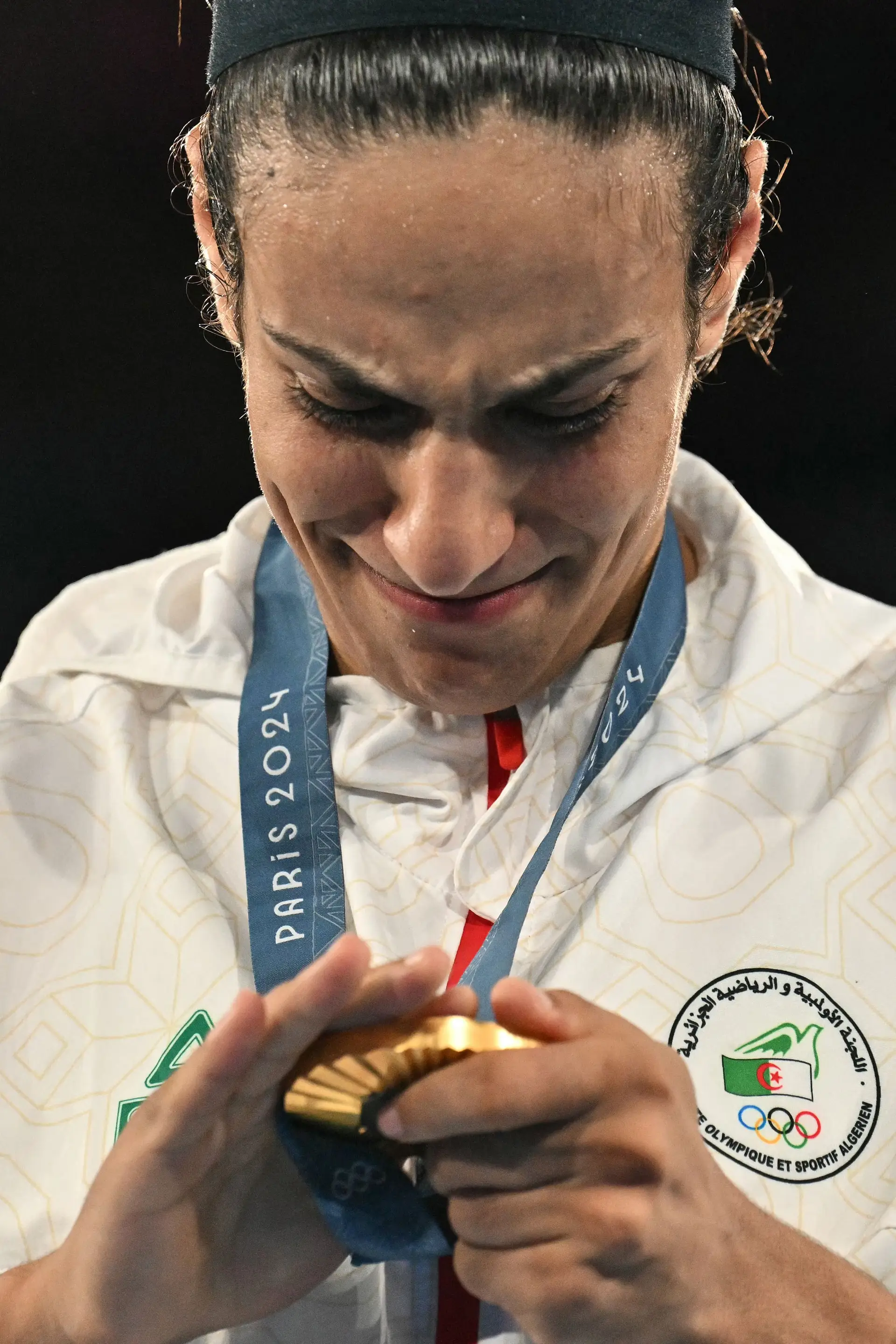 Imane Khelif, a mulher que muitos colocaram em causa ser mulher, é agora uma mulher com medalha de ouro olímpica no boxe