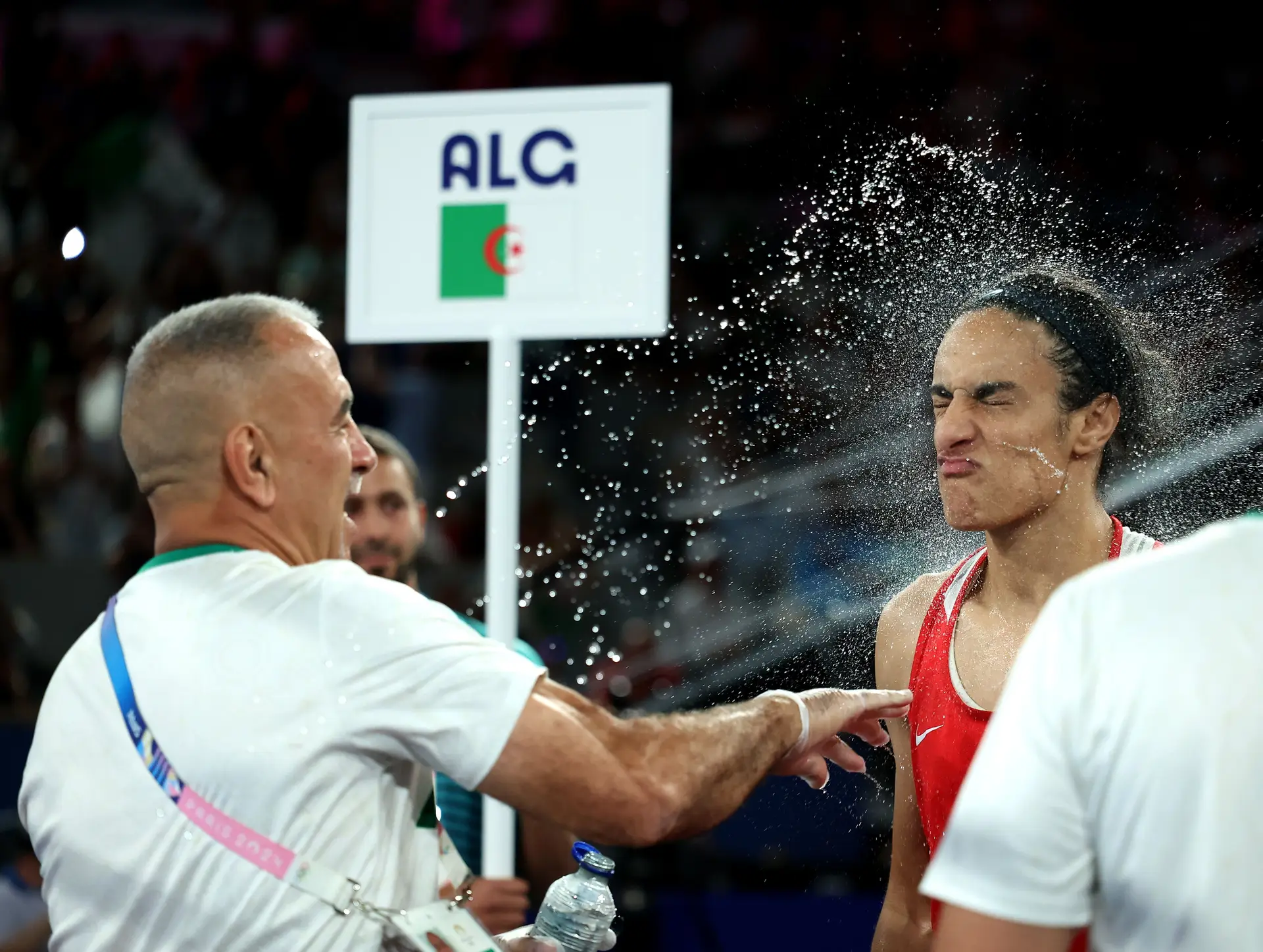 Imane Khelif, a mulher que muitos colocaram em causa ser mulher, é agora uma mulher com medalha de ouro olímpica no boxe