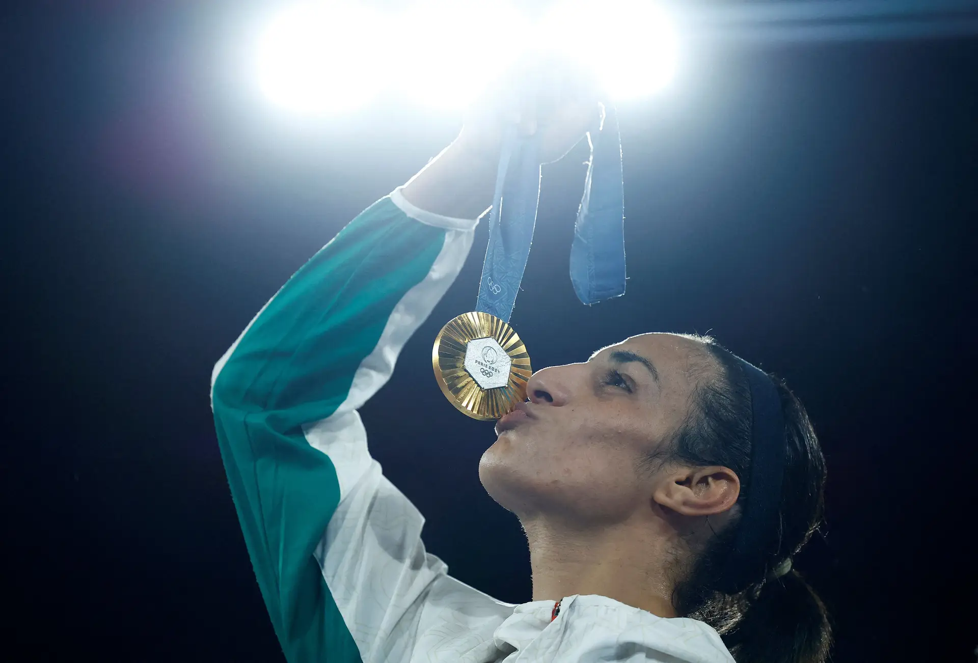 Imane Khelif, a mulher que muitos colocaram em causa ser mulher, é agora uma mulher com medalha de ouro olímpica no boxe