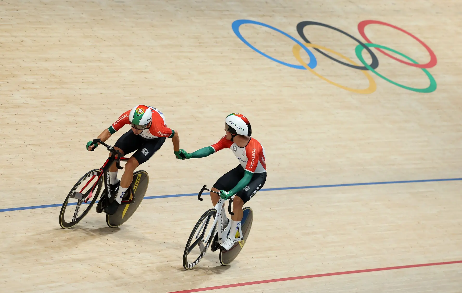 A estafeta de Iúri e Oliveira catapulta o ciclismo de pista: Portugal ganha medalha de ouro no Madison