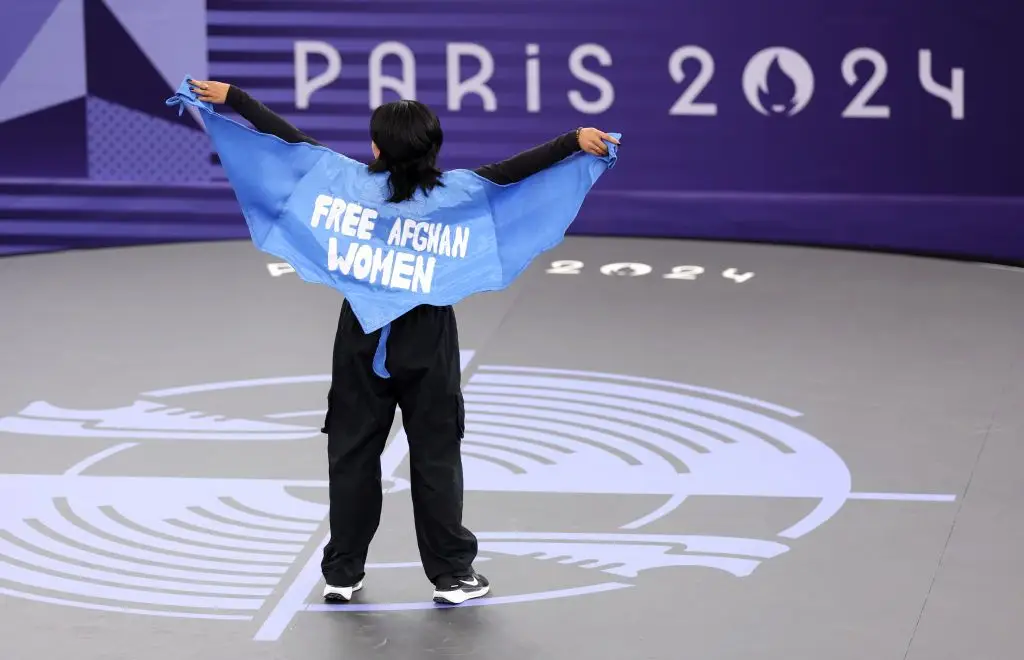 Durante a atuação em Paris, a ‘b-girl’ afegã Manizha Talash pediu “liberdade para as mulheres afegãs”