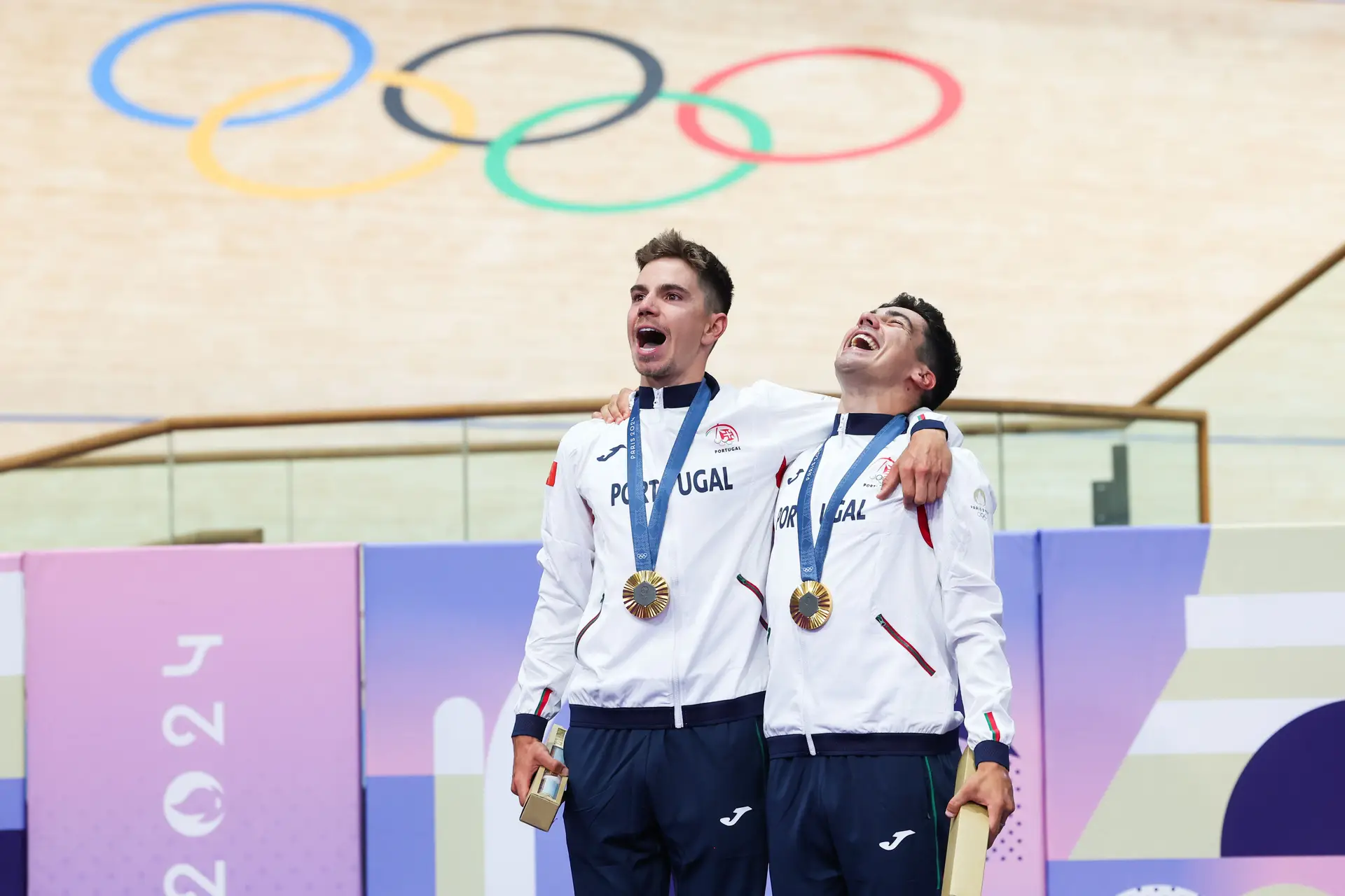 Rui Oliveira e Iúri Leitão, em Paris, a berrarem o hino nacional com ouro ao peito e no lugar mais alto do pódio.