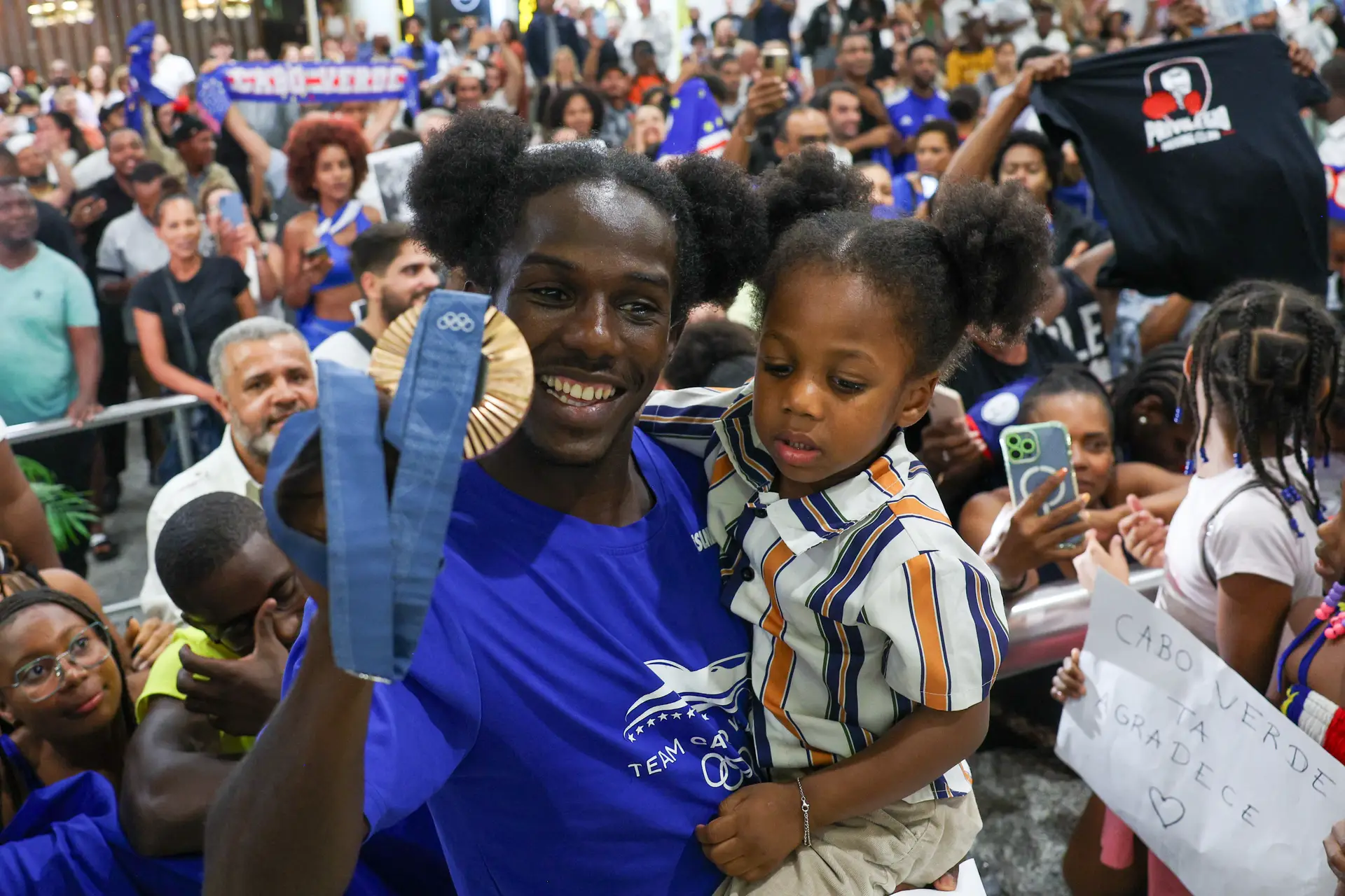 A chegada apoteótica do pugilista David Pina a Lisboa: primeiro medalhado de Cabo Verde recebido em festa, com direito a batucadeiras