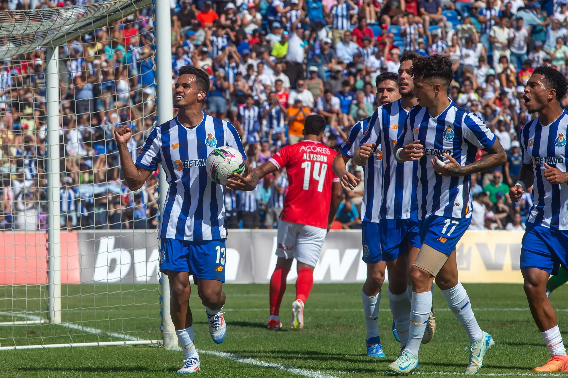 Pelo centro do campo e um Nico de cada vez, o FC Porto vai encontrando a felicidade