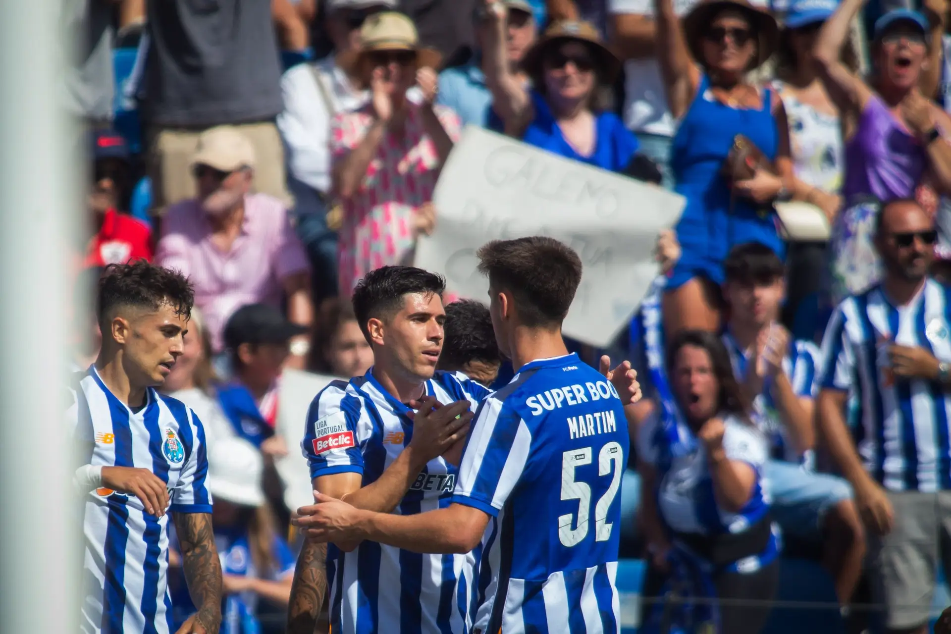 Pelo centro do campo e um Nico de cada vez, o FC Porto vai encontrando a felicidade