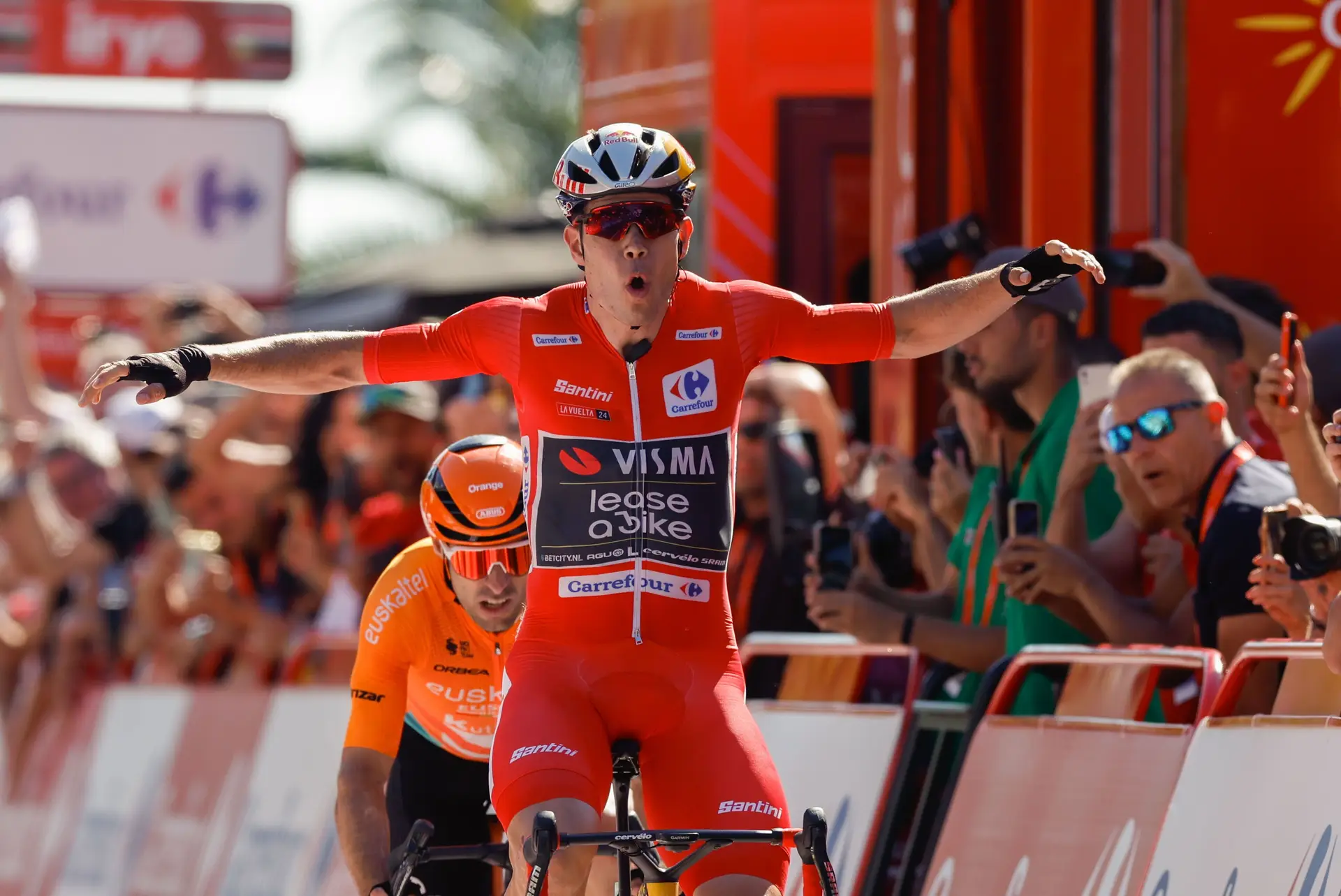 A Vuelta despediu-se de Portugal no dia em que Van Aert se despediu da maldição de não vencer