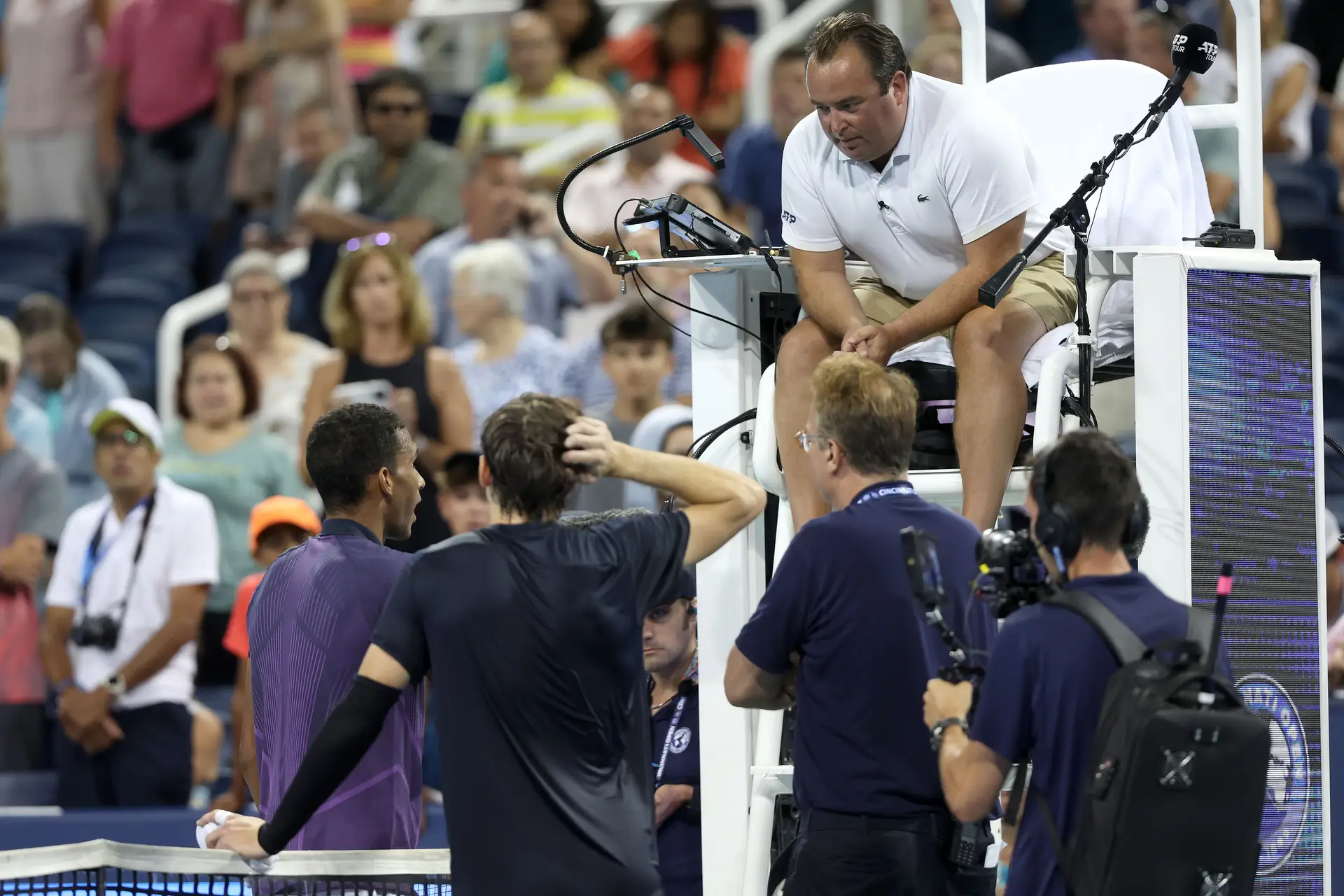 Auger-Aliassime e Draper falam com o árbitro depois de uma das jogadas mais polémicas dos últimos tempos