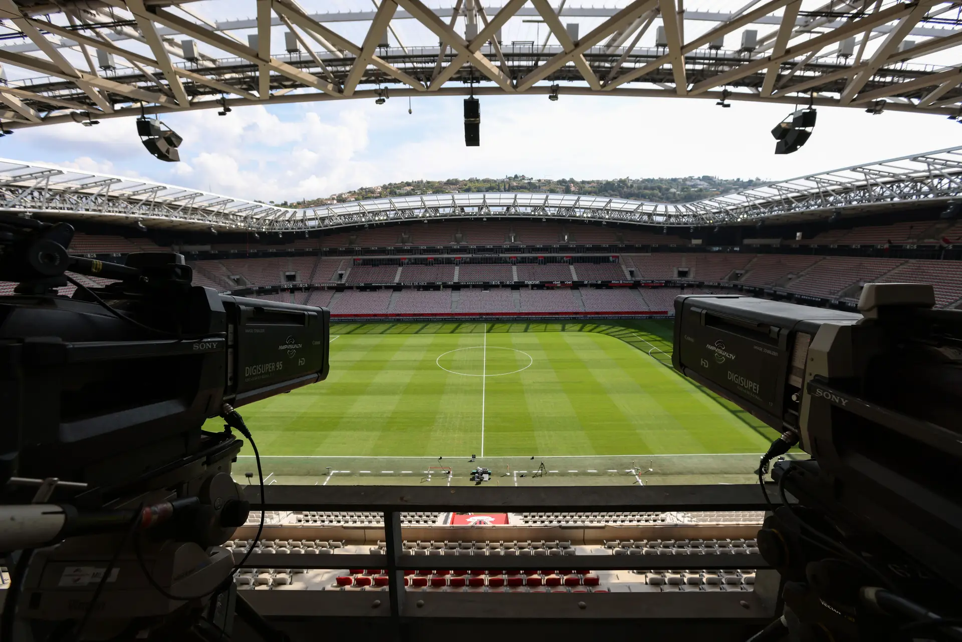 Forçada a “escolher entre a peste e a cólera”, a Ligue 1 assinou um contrato televisivo muito abaixo do desejado. Um aviso para Portugal?
