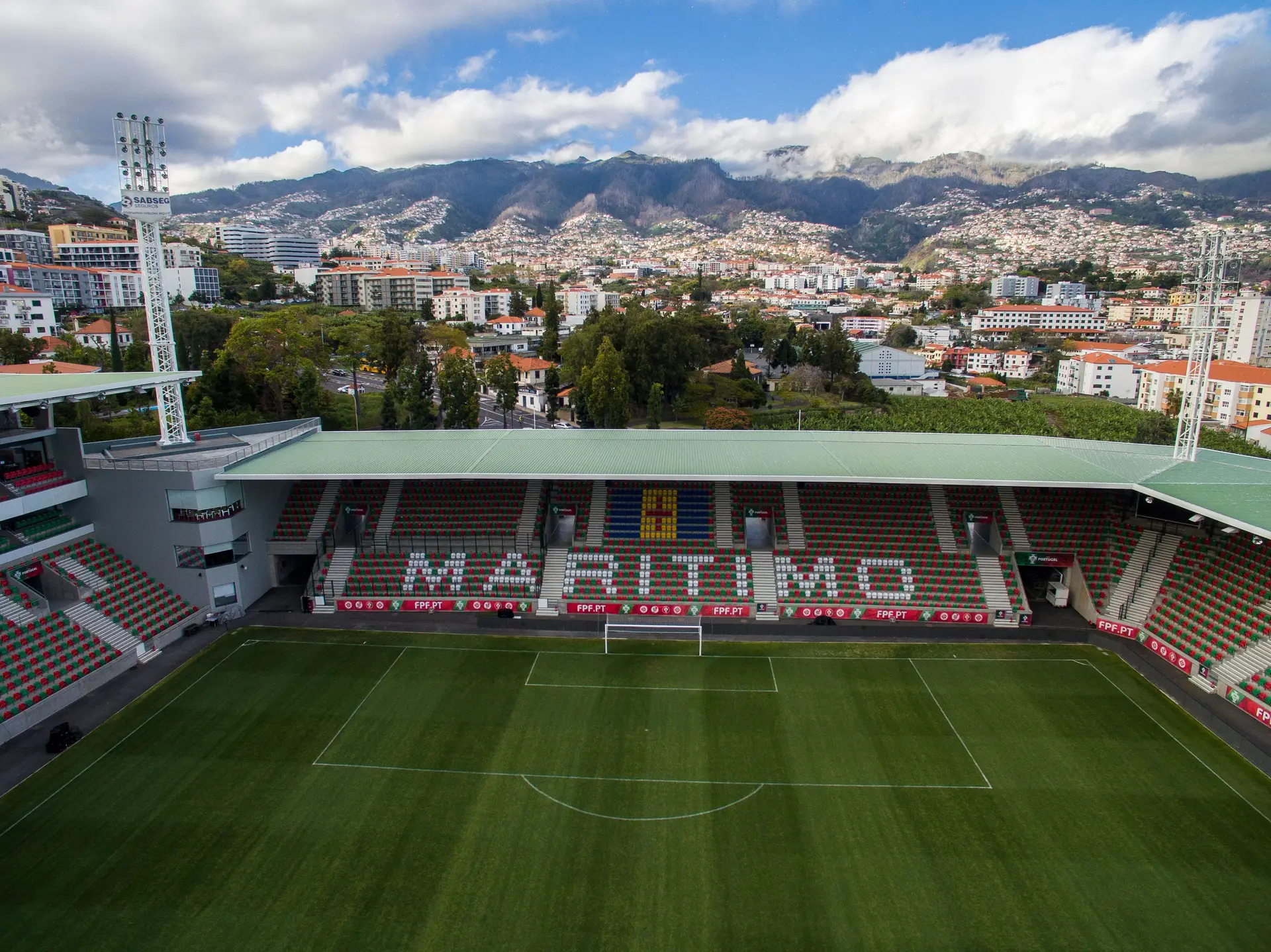Estádios vazios em Portugal: Vitória e Marítimo captam adeptos em Guimarães e no Funchal