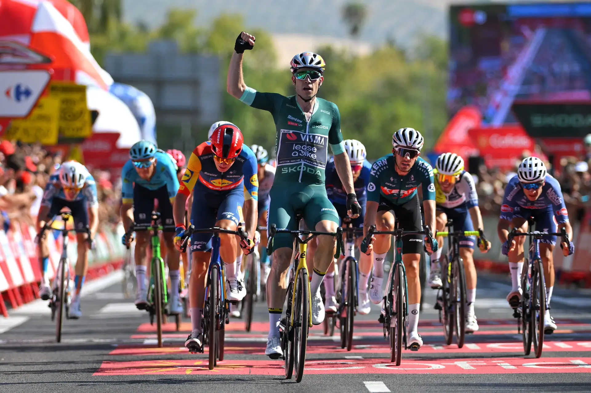 Vuelta: Van Aert ganha no dia em que parte do futuro da corrida se revelou