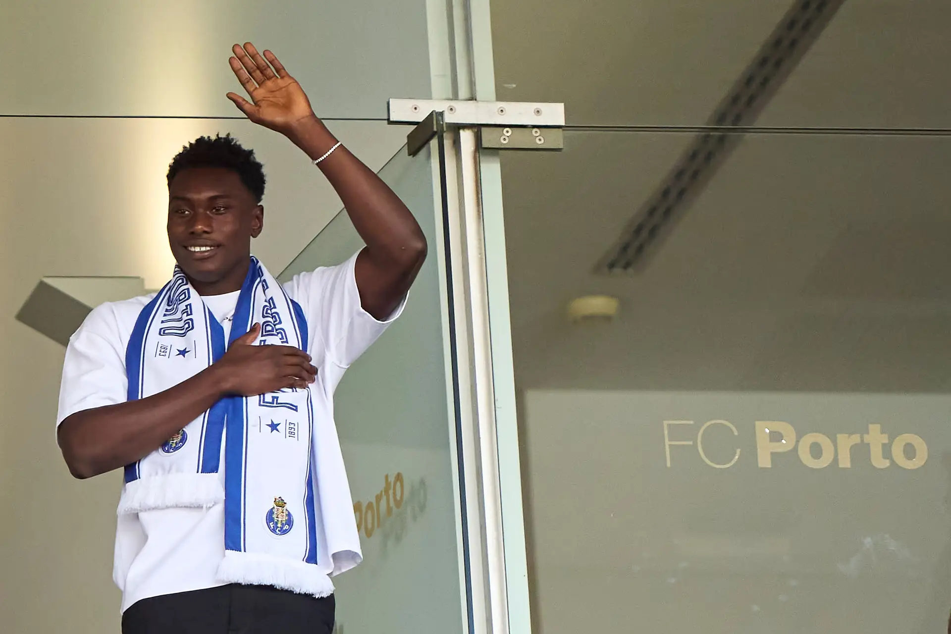 O verão azul do FC Porto continua a tocar nas asas de Galeno e na classe de Iván Jaime