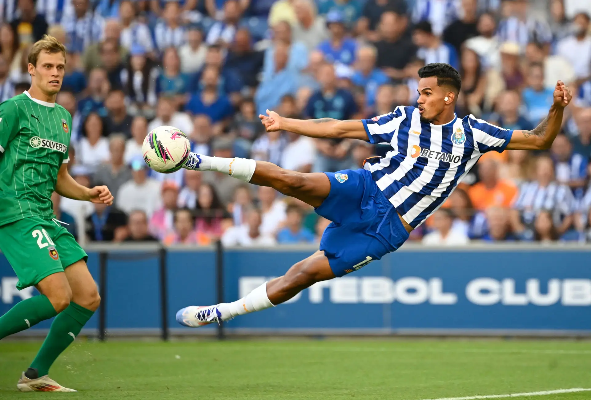 O verão azul do FC Porto continua a tocar nas asas de Galeno e na classe de Iván Jaime