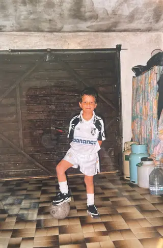 João Pedro em pequeno com o equipamento do V. Giumarães