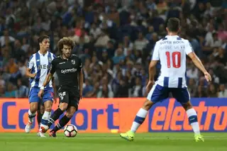 João Pedro, com a bola,nNum jogo do campeonato com o FC Porto