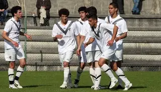 Aos 12 anos, o médio (2º à esquerda) foi jogar para o V. Guimarães