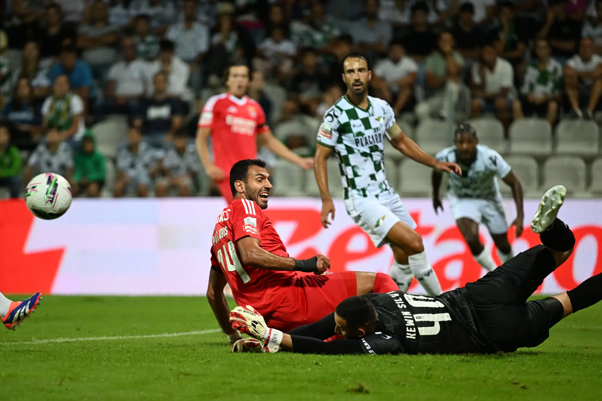 Roger Schmidt é teimoso, o Moreirense agradece e o Benfica volta a perder pontos