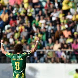 João Pedro a festejar com os adeptos de Tondela