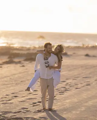 Com a mulher na praia a celebrar a gravidez a filha do casal, Leonor 