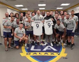 A equipa dos LA Galaxy de que João Pedro(3º atrás à esquerda) fez parte juntamente com Zlatan Ibrahimovic (à esquerda a segurar a camisola 9)