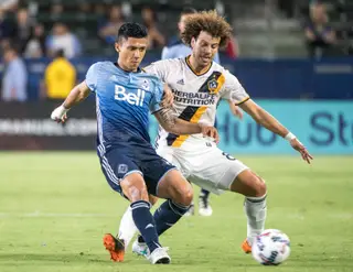 João Pedro dos LA Galaxy, a disputar a bola com Freddy Montero, num jogo da MLS
