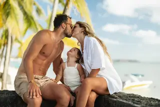 Com a mulher e a filha na praia