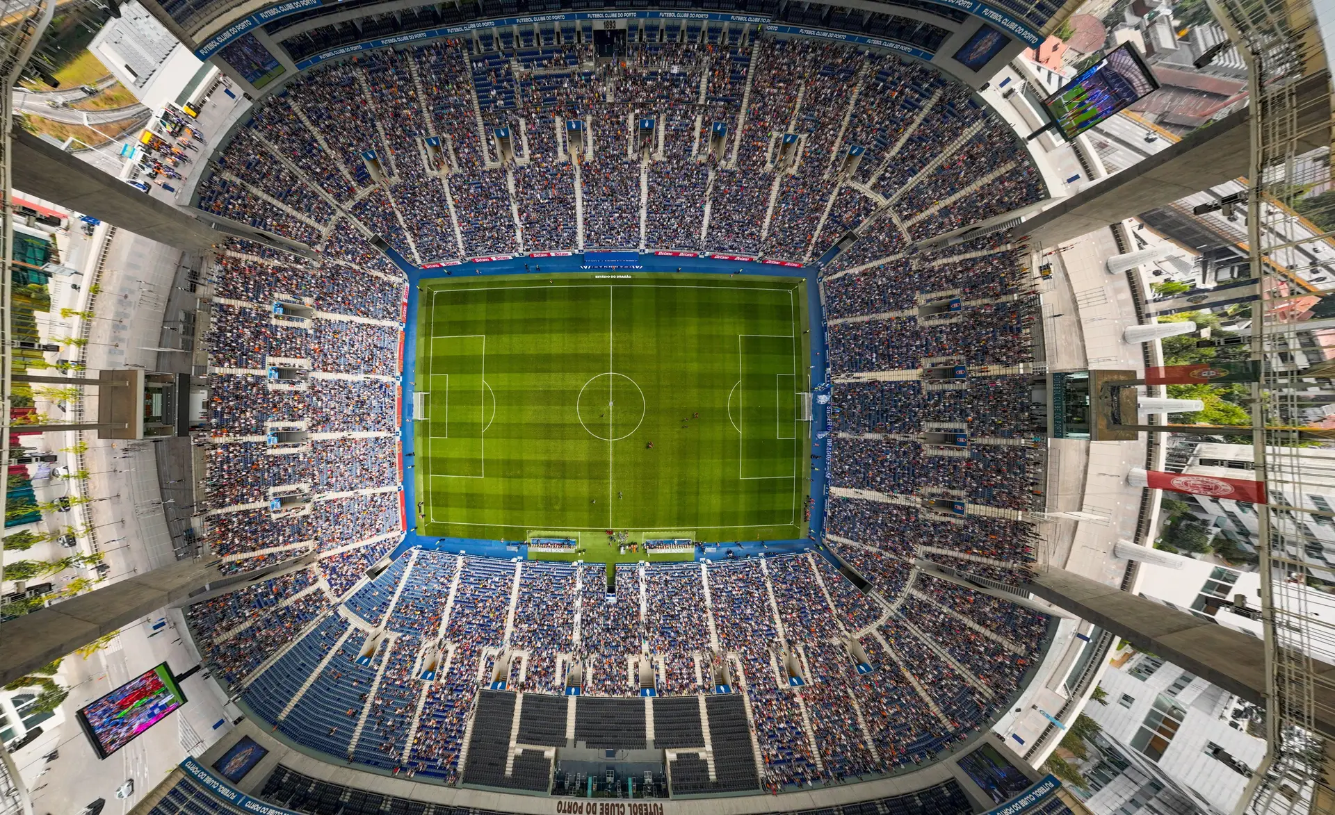 Vista aérea do Estádio do Dragão durante o jogo de apresentação aos sócios.