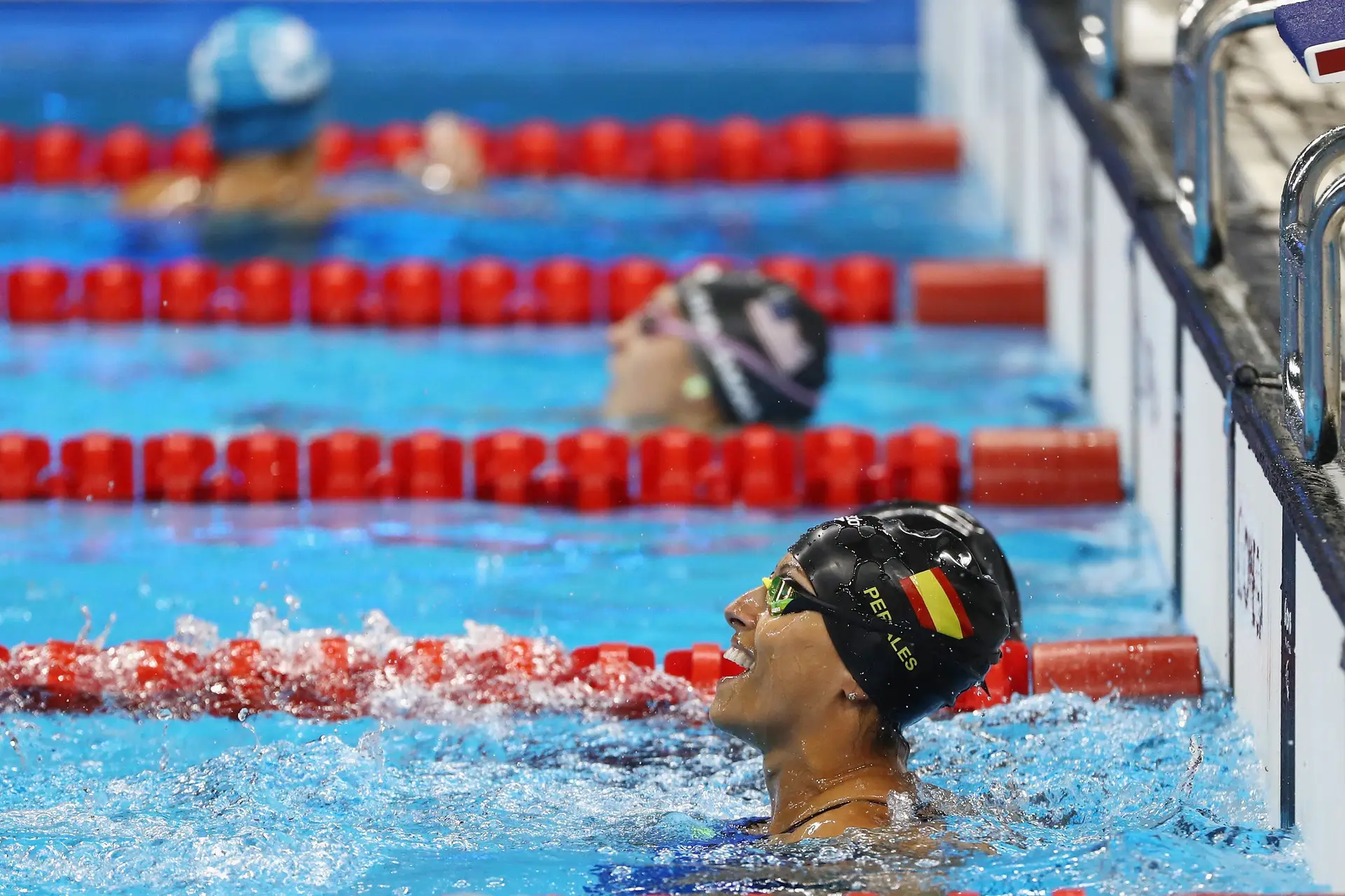 Aos 19 anos deixou de andar e hoje já só nada com um braço. Foi com ele que Teresa Perales igualou as 28 medalhas de Phelps na natação