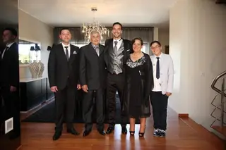 Com os pais e irmãos no dia do casamento