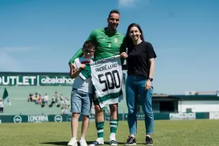 Com a camisola dos 500 jogos oficias como profissional