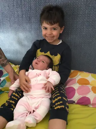 O filho mais velho de André Leão, Francisco, com Maria, a irmã recém nascida, ao colo