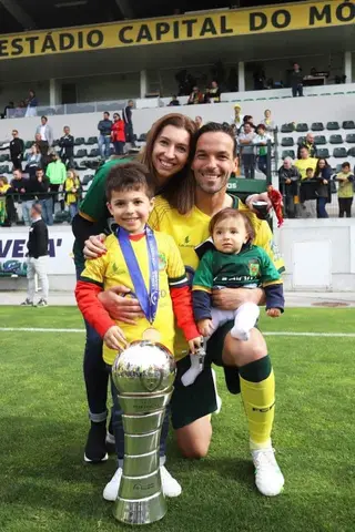 A festejar com a mulher e filhos a subida do Paços de Ferreira à I Liga, em 2019