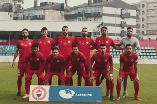 Na época 2019/20, André Leão (3.º atrás à direita) jogou no Trofense