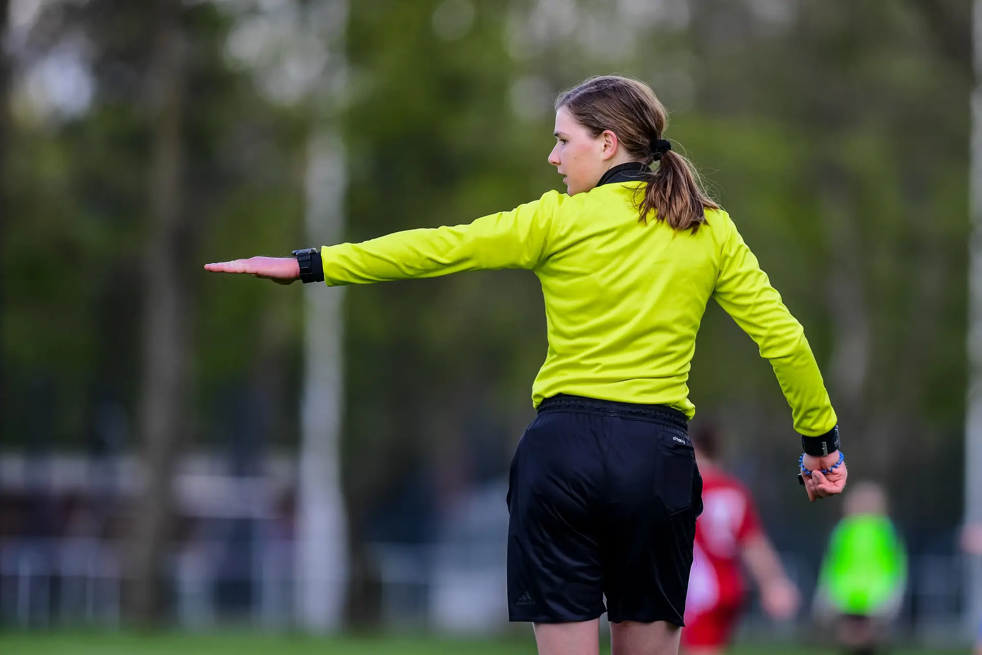 Em Portugal, há cerca de um árbitro de futebol para cada 50 jogadores. São precisos mais e já se vai às escolas tentar recrutar