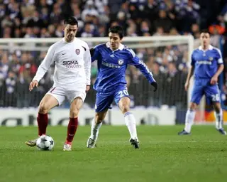 Dani, com a bola, e Deco, então no Chelsea, num jogo da fase de grupos da Liga dos Campeões, em 2008