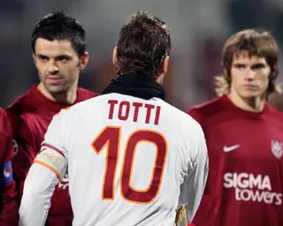 O médio português (de frente à esquerda) jogou contra Totti da Roma, na fase de grupos da Liga dos Campeões, em 2008