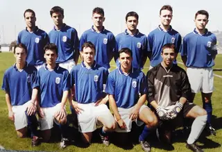O médio (2.º atrás à esquerda) nos juniores do FC Vizela 