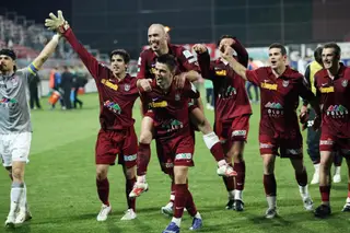 Dani (com Tony às cavalitas) nos festejos da conquista do campeonato pelo Cluj, em 2007/08
