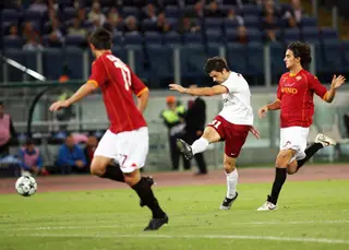 Dani, que acaba de chutar a bola, no jogo com a Roma