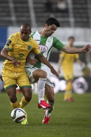 Dani (à direita) é luta com João Mário (Sporting), durante um jogo do campeonato, em 2015