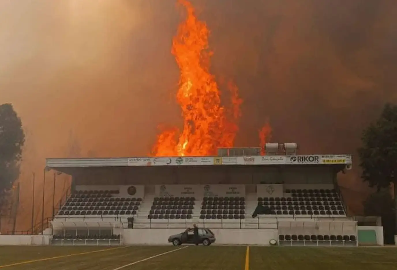 As chamas chegaram ao estádio do Pessegueirense e causaram “danos consideráveis”. O clube está à espera de calma para fazer contas