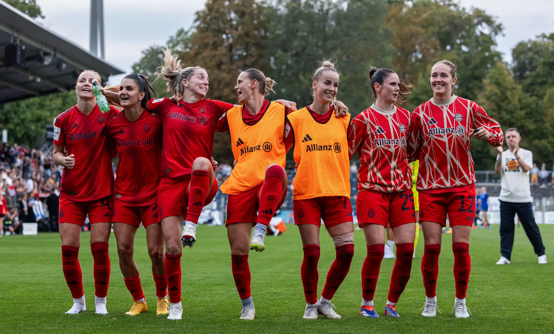 No Bayern não se esquecem dos tempos amadores no futebol feminino e até as craques, “sejam quem forem”, levam o equipamento à lavandaria