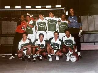 O treinador com uma equipa de amigos que participava em torneio de futsal, com o apoio da empresa de alumínios do pai