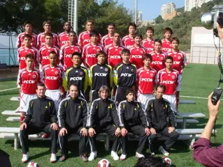Eduardo (2º à direita em baixo) com Ze Luis ao seu lado direito e a euipa que foram treinar em Hong Kong