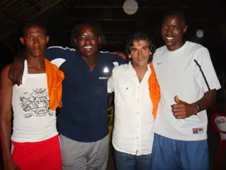 o jogador Shengo o diretor-desportivo, Eduardo e o seu adjunto Otieno, do African Lyon