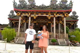 Com a mulher e o filho Diogo, recém nascido, na Malásia