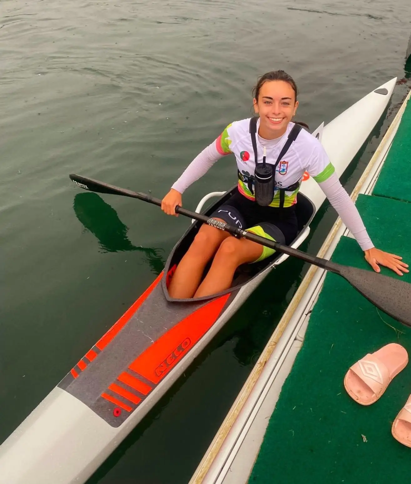 A pagaiar à chuva, Maria Luísa Gomes tornou-se campeã mundial júnior em canoagem de maratonas