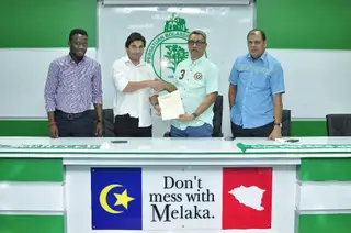 Em 2017, Eduardo assinou pelo Melaka United, da Malásia