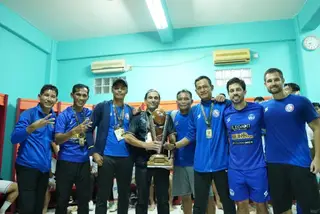 Eduardo com o seu staff do Arema FC e a Taça do Presidente, da Indonésia